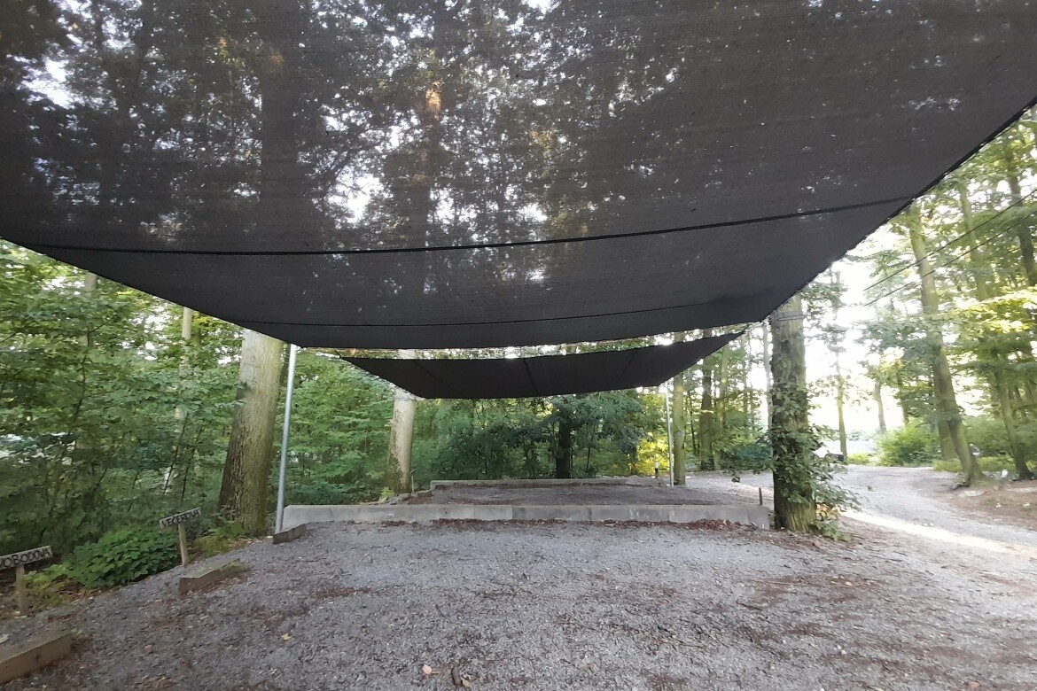 Ochranné plachty nad lesním parkovištěm