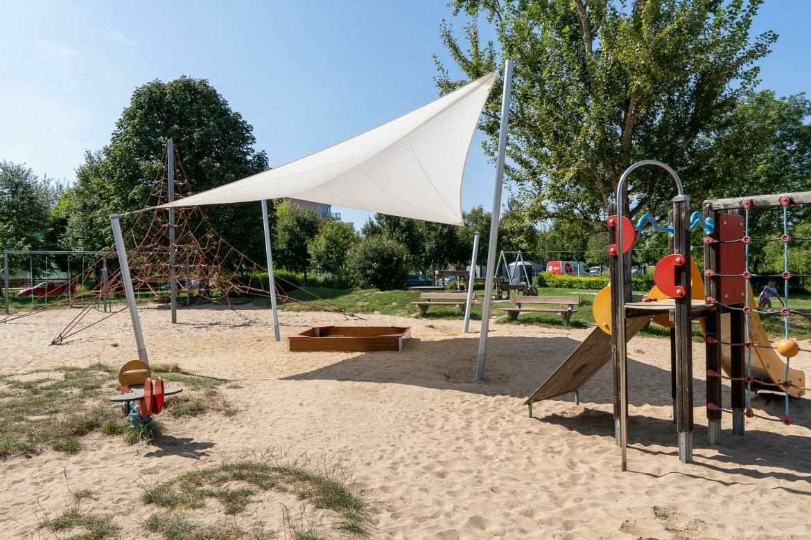 Nepromokavá plachta na dětském hřišti
